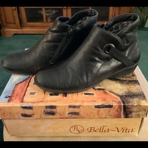 Size 8.5 Bella Vita Leather Ankle Booties